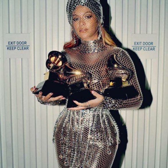 grammys-2021-mejores-looks-alfombra-roja
