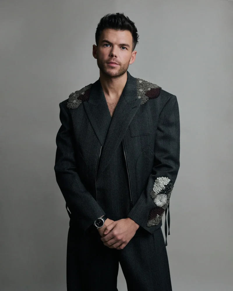 ¿Qué hay detrás de Luke Newton, el actor del momento?