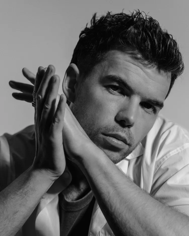 ¿Qué hay detrás de Luke Newton, el actor del momento?