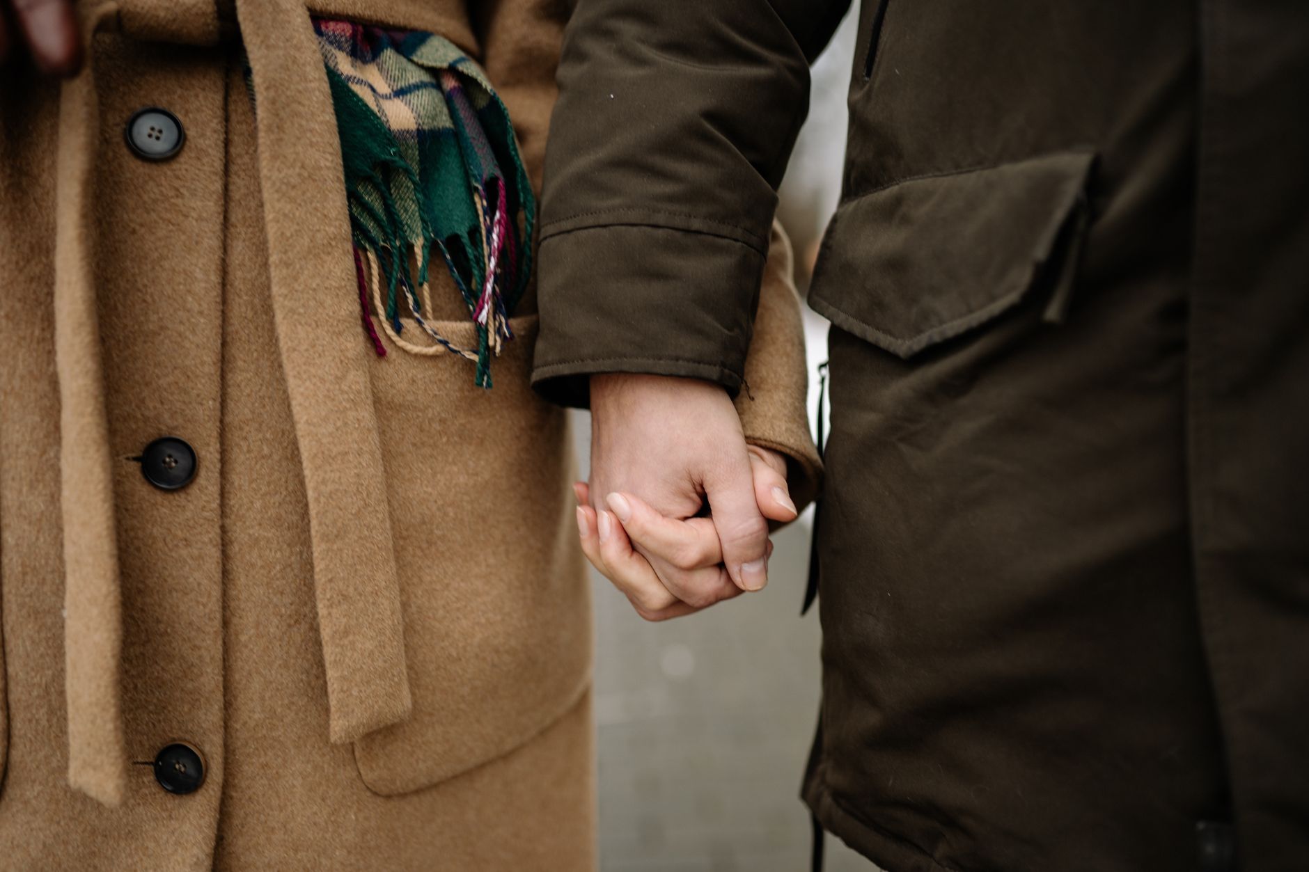 Abrigos largos con cuello de pelo: el clásico que vuelve al asfalto - imagen 2