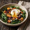 Bol de ensalada verde fresca con ingredientes templados sobre una mesa de madera lista para una cena ligera