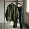 Chaqueta deportiva técnica en tono neutro combinada con pantalón de sastrería de lana
