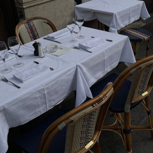 Mesa de restaurante contemporáneo con platos de cocina peruana y copas elegantes sobre madera oscura
