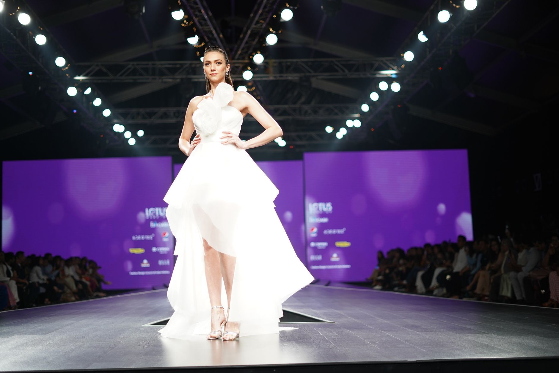 Desfile de Alfredo Martínez: Sor Juana toma la pasarela - imagen 2