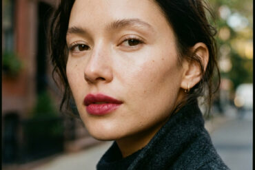 Maquillaje con efecto labios mordidos en tono cereza difuminado y piel luminosa de aspecto natural