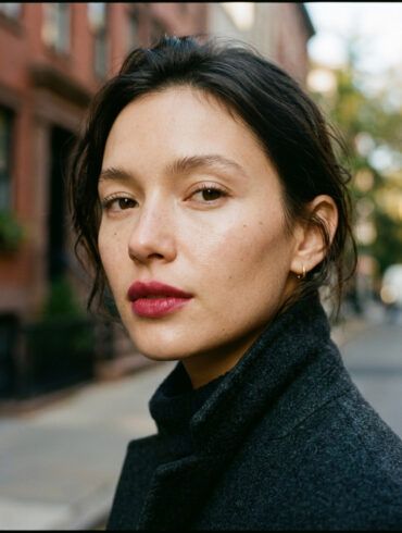 Maquillaje con efecto labios mordidos en tono cereza difuminado y piel luminosa de aspecto natural