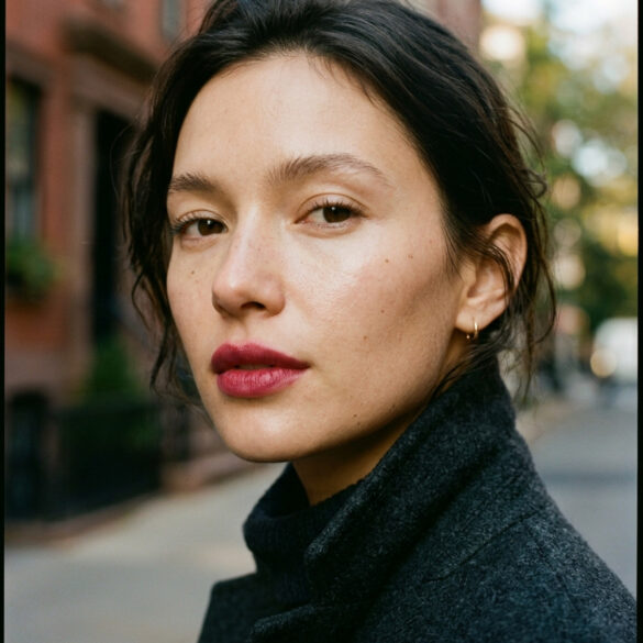 Maquillaje con efecto labios mordidos en tono cereza difuminado y piel luminosa de aspecto natural