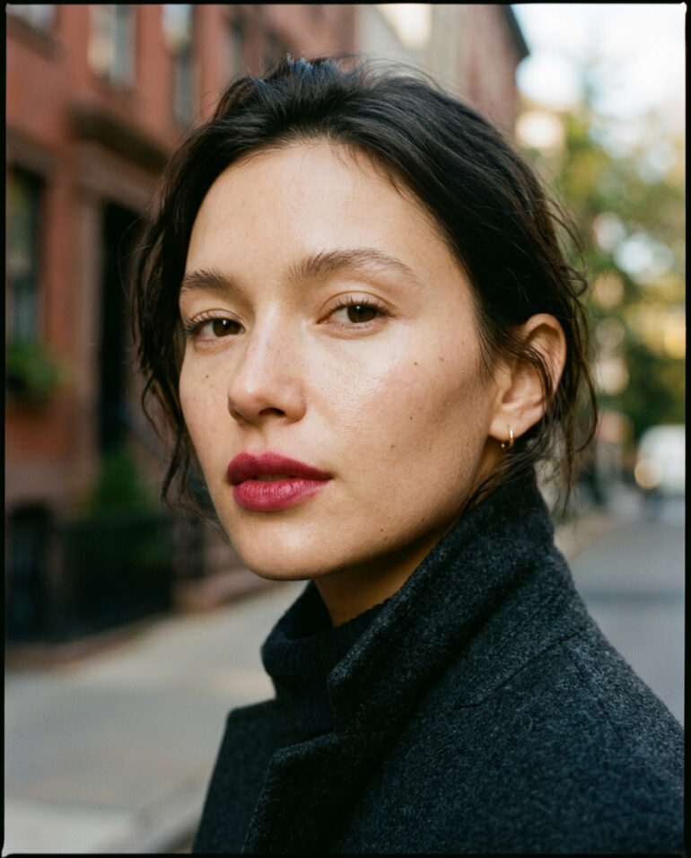 Maquillaje con efecto labios mordidos en tono cereza difuminado y piel luminosa de aspecto natural