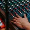 Mesa de mezclas en un estudio de grabación musical profesional con luces tenues