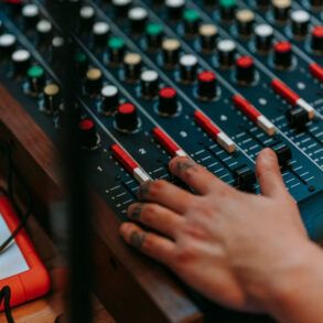 Mesa de mezclas en un estudio de grabación musical profesional con luces tenues