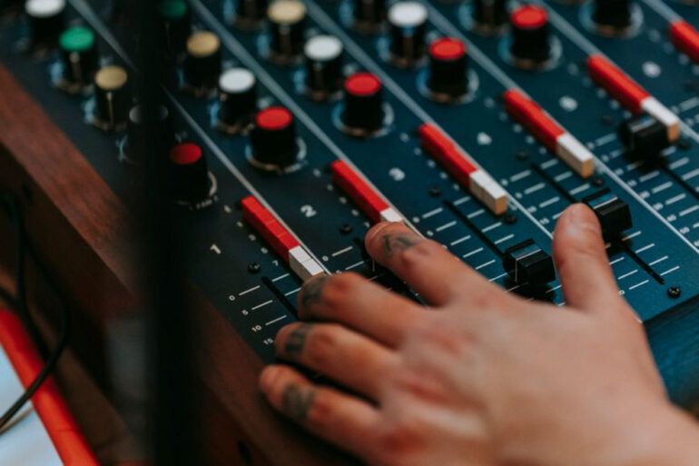 Mesa de mezclas en un estudio de grabación musical profesional con luces tenues