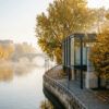 Vista otoñal del río Sena y la arquitectura vanguardista junto a las orillas de París