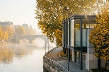 Vista otoñal del río Sena y la arquitectura vanguardista junto a las orillas de París