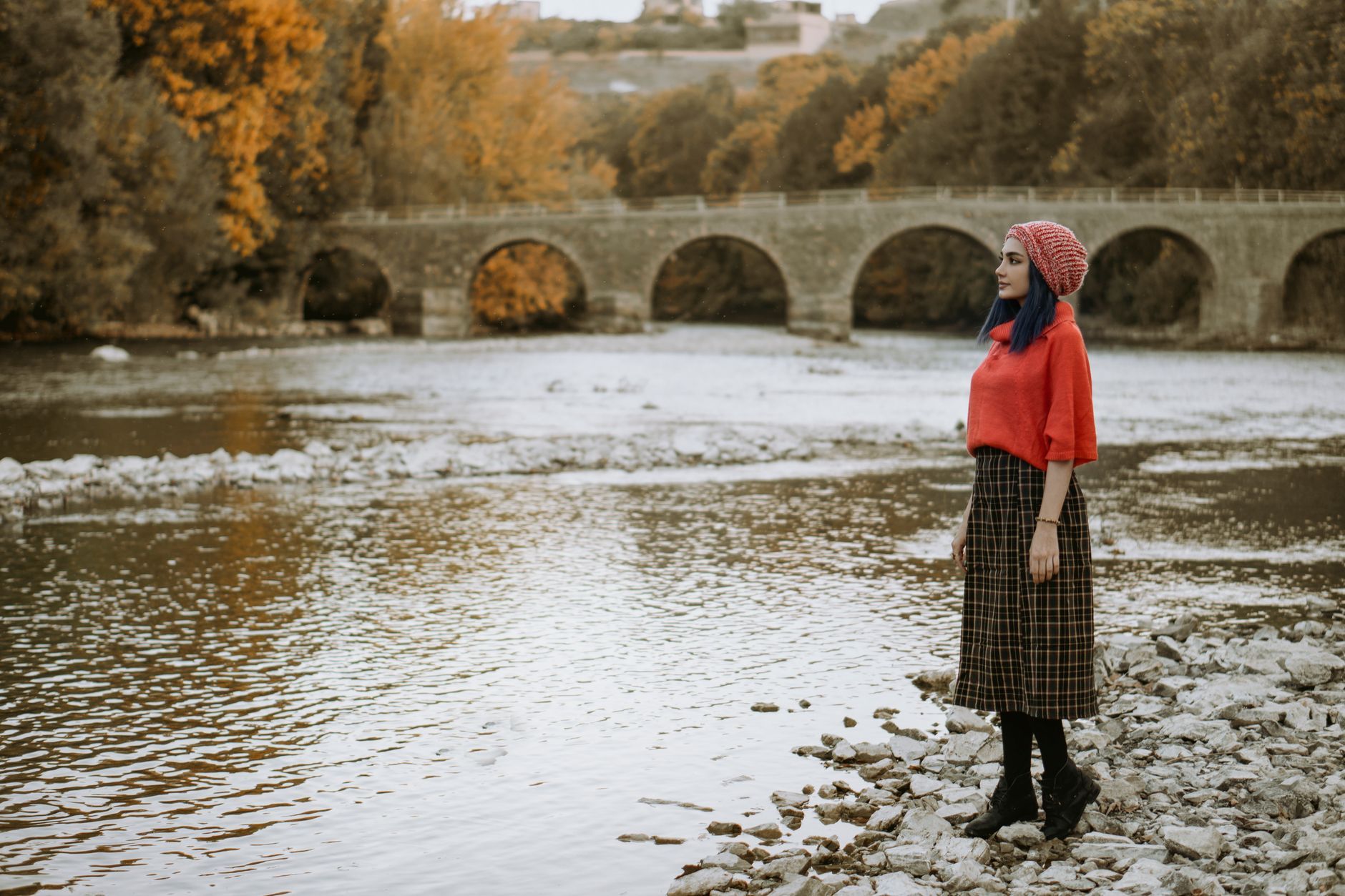 Falda con jersey: el combo infalible de street style para otoño - imagen 2
