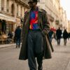 Detalle de camiseta de fútbol de estilo urbano combinada con pantalón de vestir en un look de street style.