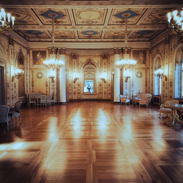Salón de baile clásico con iluminación tenue y pista de parqué bajo luces doradas de atmósfera nostálgica