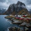 Paisaje de fiordos y cabañas tradicionales de madera junto al agua en las islas Lofoten Noruega