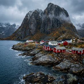 Paisaje de fiordos y cabañas tradicionales de madera junto al agua en las islas Lofoten Noruega
