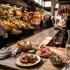 Barra gastronómica con platos de cocina local en el interior de un mercado tradicional