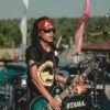 Escenario de música indie con instrumentos guitarras y luces cálidas de concierto en directo