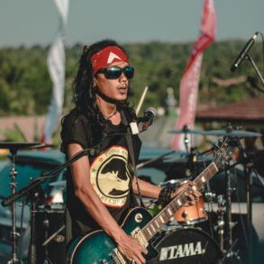 Escenario de música indie con instrumentos guitarras y luces cálidas de concierto en directo