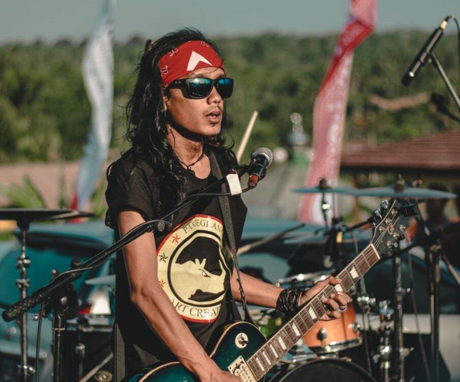 Escenario de música indie con instrumentos guitarras y luces cálidas de concierto en directo