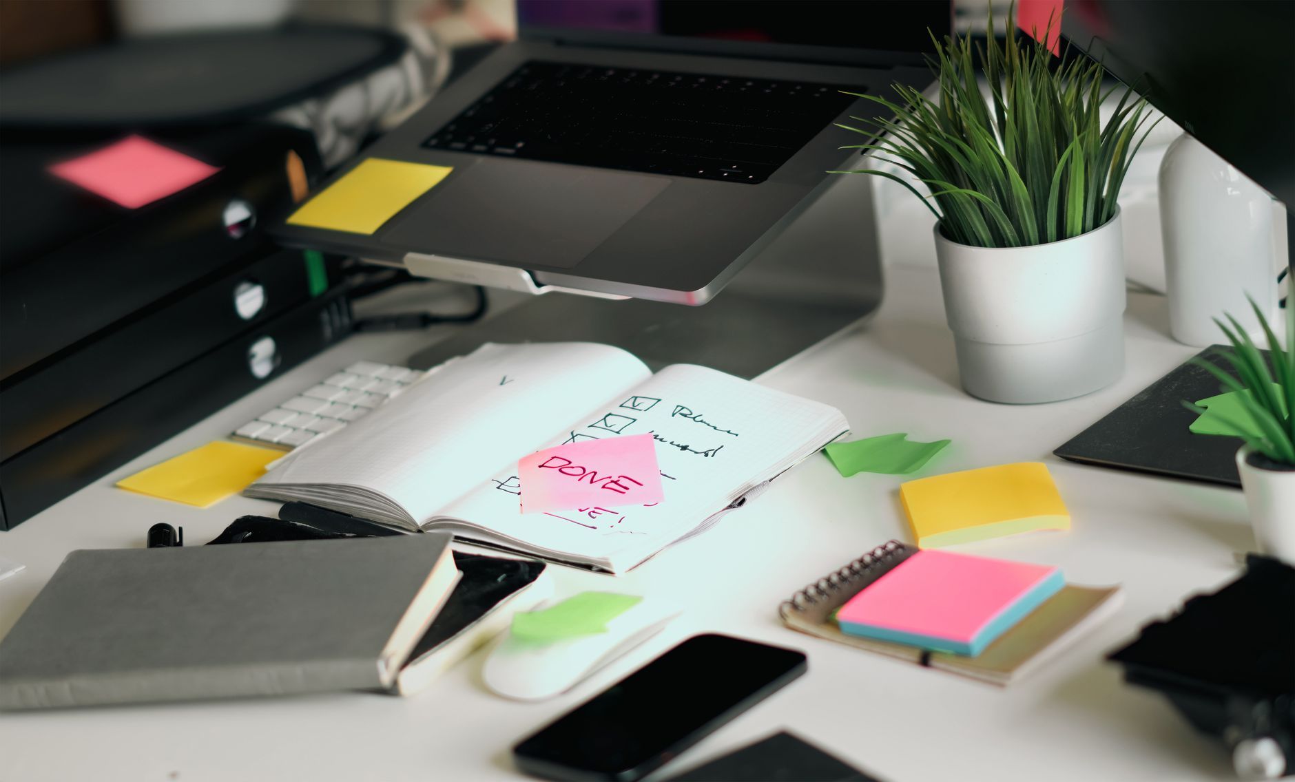 Orden y creatividad: por qué el caos de tu mesa tiene sentido - imagen 2